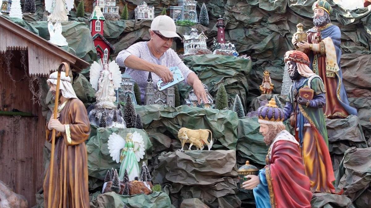 Olga González monta un gran nacimiento, de más de 1,000 figuras, en el jardín de su casa en Miami Springs. Una tradición que ha mantenido durante 20 años.