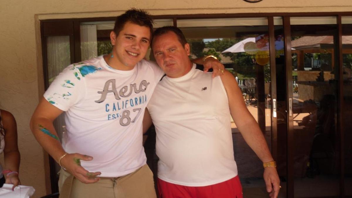 De izquierda a derecha, un adolescente José Fernández junto a su papá postizo, Ramón Jiménez, en una foto sin fechar.