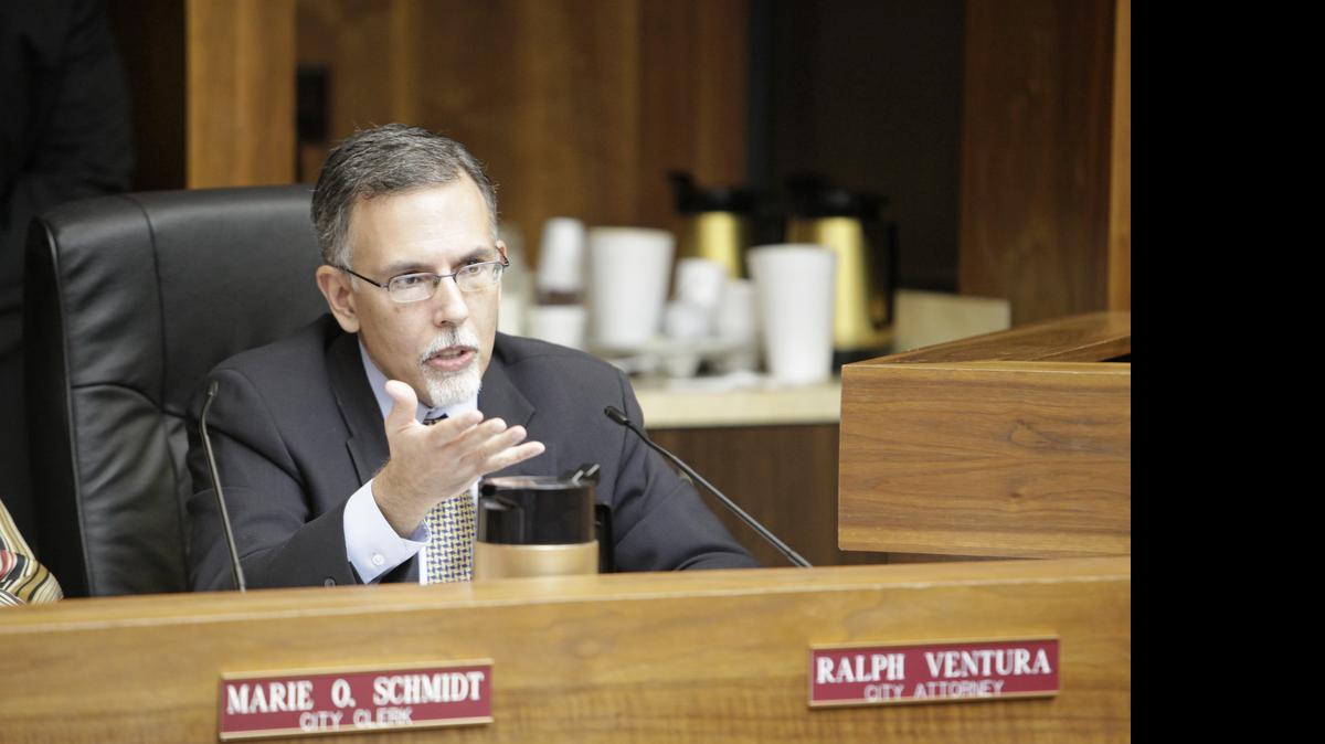 
El ex abogado municipal Ralph Ventura durante una reunión de la comisión de Sweetwater en noviembre del 2013.


