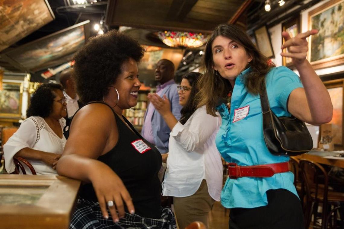 Yvonne Rodríguez y Corinna Moebius conversan durante la primera reunión del grupo Afro-Latino Professionals, una red de profesionales que busca “expandir y realzar” la visibilidad de los latinos afrodescencientes.