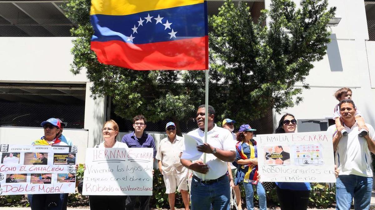 El presidente de la organización de Venezolanos Perseguidos Políticos en el Exilio (Veppex), protesta con otros de sus compatriotas frente a la residencia donde vacaciona el abogado Hermann Escarrá.
