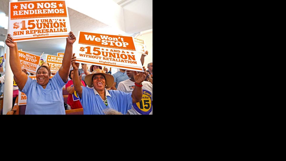 
Manifestantes en Miami exigen el miércoles un aumento del salario mínimo a $15 por hora. 
