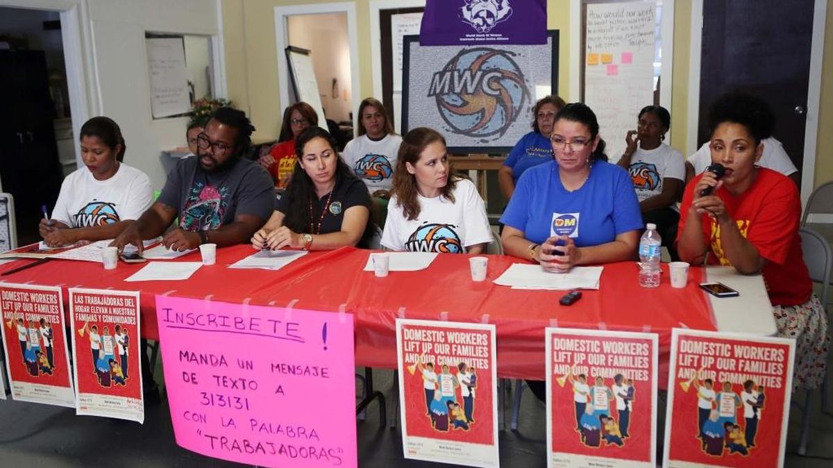 Marcia Olivo, la directora ejecutiva de Miami Worker Center (der.) habla el jueves durante una conferencia de prensa donde se anunció que el próximo 23 de julio se llevará a cabo la primera Asamblea de Trabajadoras del Hogar en el Sur de la Florida.