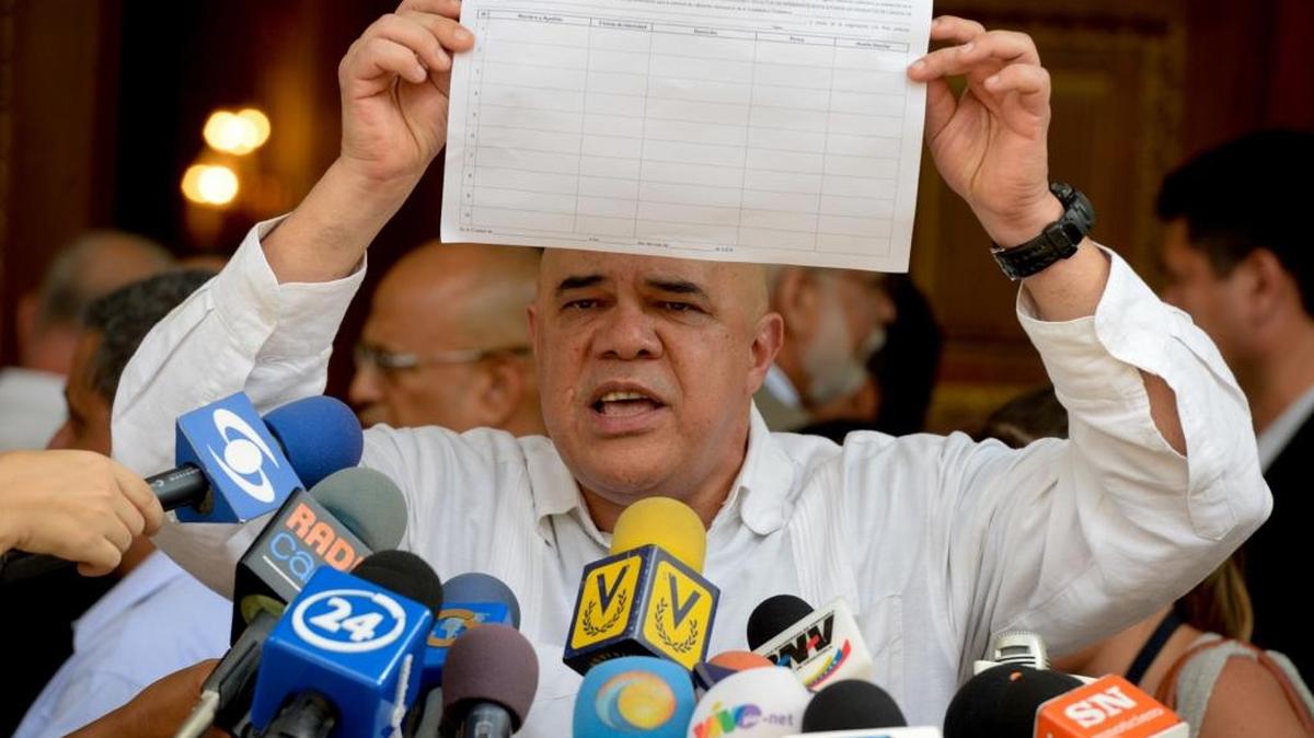 El secretario general de la MUD Jesús Torrealba, muestra el formulario entregado por el Consejo Electoral para reactivar el revocatorio de Nicolá Maduro.