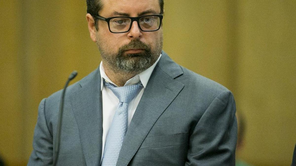 El propietario de Dade Medical College, Ernesto Pérez, cerró las puertas y dejó a unos 2,000 estudiantes en el limbo.
