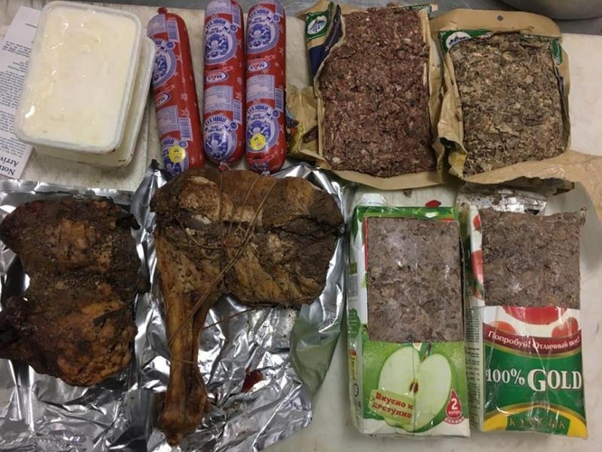 Dos mujeres de Mongolia viajaban a Estados Unidos con este paquete: 42 libras de carne de caballo, incluyendo 13 libras de genitales de ese animal.