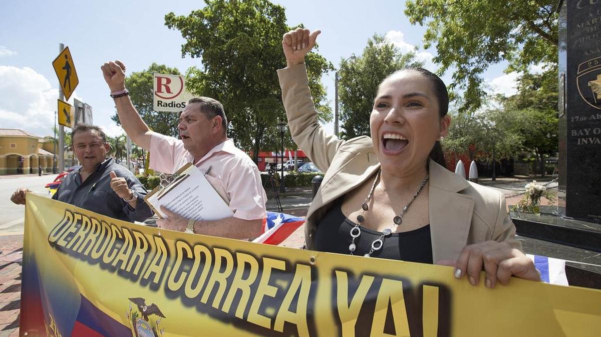 
Orlando López (de izq. a der.), Francisco Portillo y Eva Landau, durante el evento de líderes latinoamericanos contra la política del gobierno de Rafael Correa.


