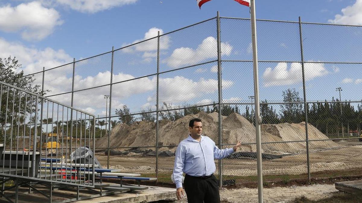 El alcalde de Hialeah Gardens, Yioset de la Cruz, frente al campo de béisbol cercado, localizado en el parque Westland Gardens, donde se invertirán $240,000.