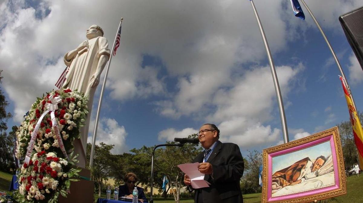 El profesor Héctor Darío Pastora, presidente del Movimiento Dariano en Miami, durante un acto en el Monumento a Rubén Darío en el centenario de su muerte, el sábado 6 de febrero del 2016, en un acto celebrado en el Parque Rubén Darío en Flagler y la Avenida 98, en el que participaron funcionarios electos del Condado Miami-Dade, miembros de la Junta Escolar y el público en general.