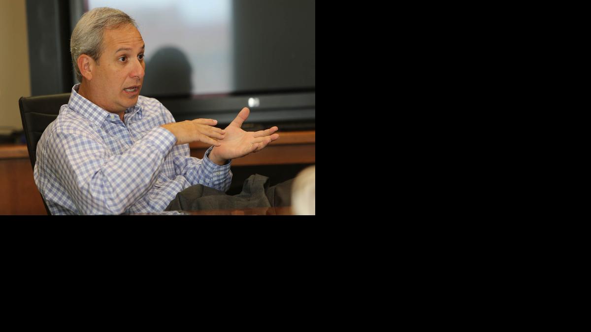 
El director del Departamento de Agua y Alcantarillado de Miami-Dade, Lester Sola, habla este miércoles con un reportero de el Nuevo Herald.


