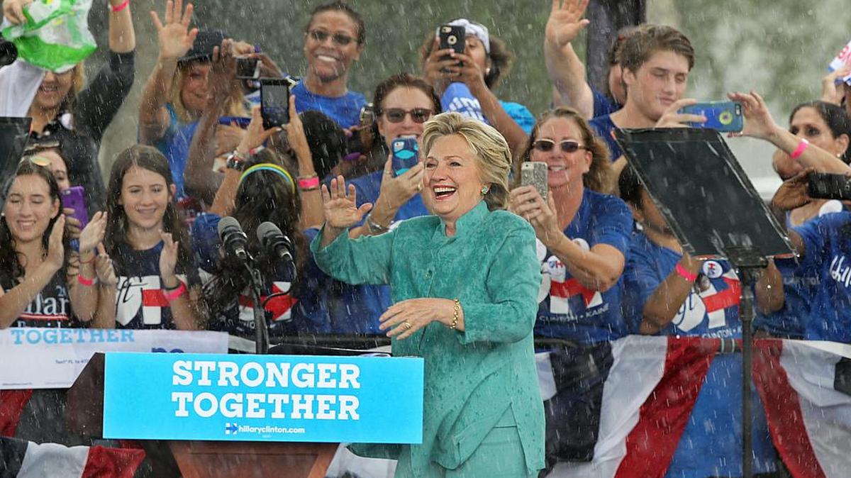 La lluvia no amilanó a la candidata presidencial Hillary Clinton ni a sus seguidores que se congregaron en el parque C.B. Smith Park de Pembroke Pines el sábado para un rally.