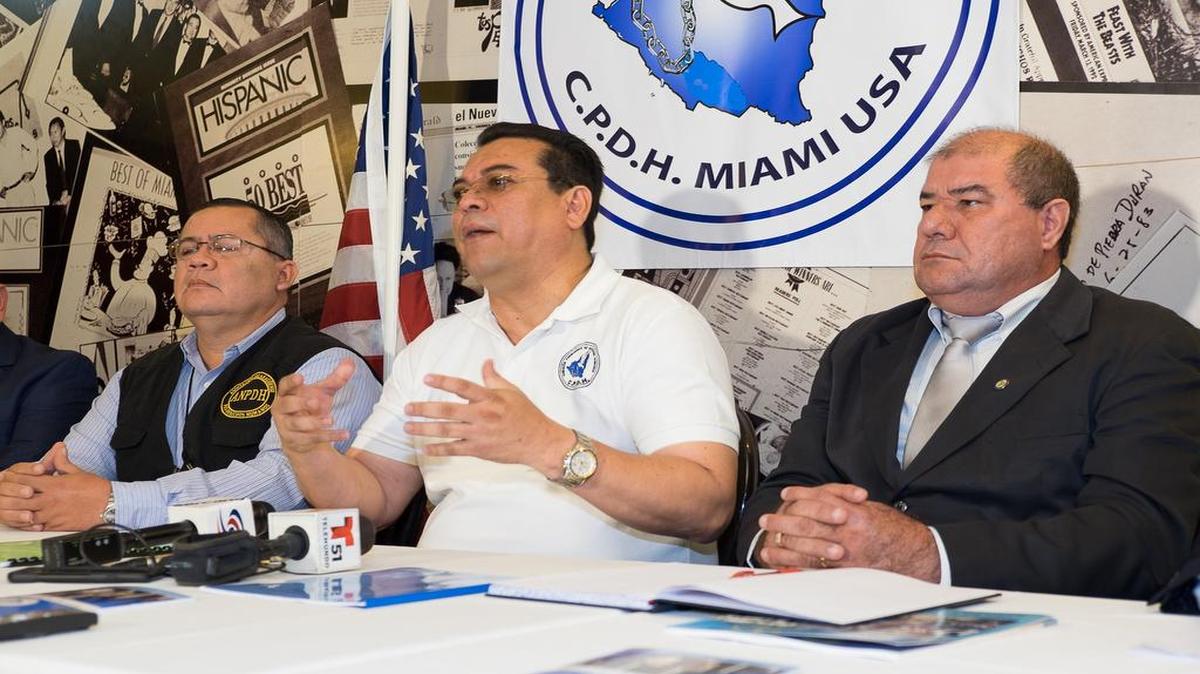 Marcos Carmona (centro) y miembros de la comunidad nicaragüense en el exilio en Miami, celebran una conferencia de prensa para anunciar la apertura de la Comisión Nicaragüense Pro Derechos Humanos.