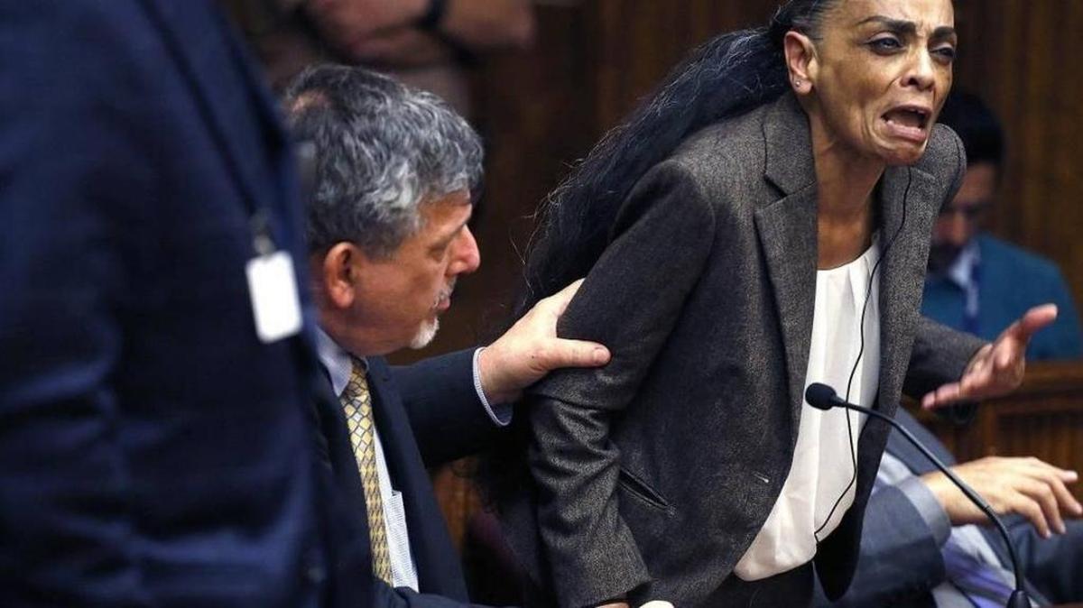Ana María Cardona, condenada a cadena perpetua por la tortura y asesinato de su hijo Lázaro, conocido como ‘Baby Lollipops”, reacciona al escuchar el veredicto de culpabilidad este miércoles. Su abogado, Steven Yemish, trata de calmarla.