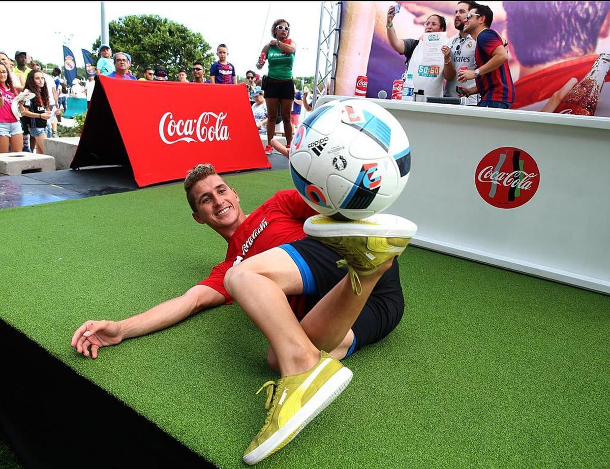 Oscar Road, campeón mundial de estilo libre, se presentó en el stand de Coca Cola antes del partido de fútbol "El Clasico" del Real Madrid vs FC Barcelona en el Hard Rock Stadium de Miami Gardens, el sábado 29 de julio de 2017.