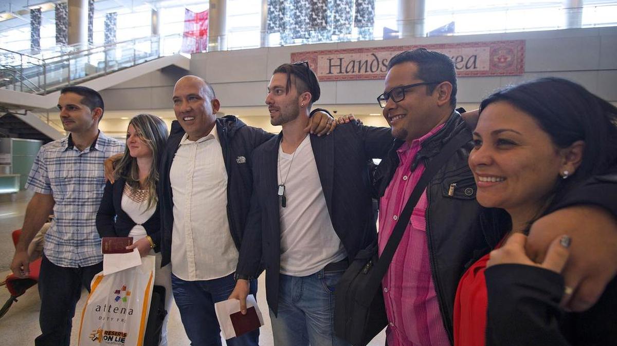 
Los profesionales de la salud cubanos, desde la izquierda, Léster Dorado,  Elizabeth Toll, Discel Rodríguez, Yoandi Campos, José Omar Peña y Gretel Socarrás en el MIA el sábado.


