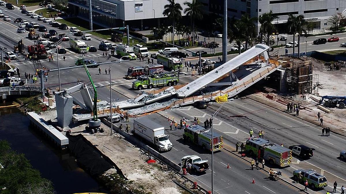 El puente peatonal de FIU colapsó el jueves en la tarde.