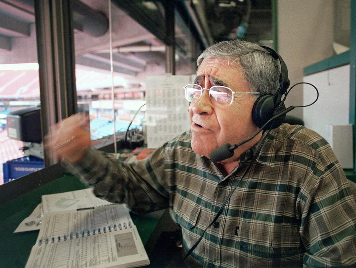 Rafael “Felo” Ramírez, legendario narrador deportivo y voz en español de los Miami Marlins, en plena acción.