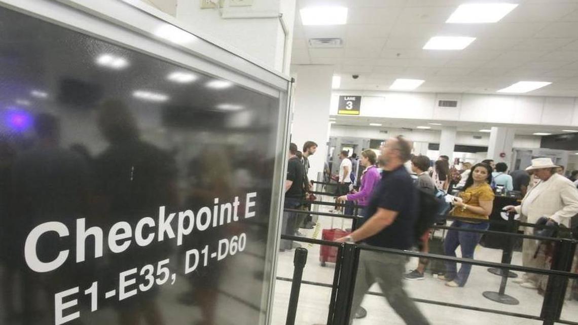 Vista de un punto de revisión en el Aeropuerto Internacional de Miami