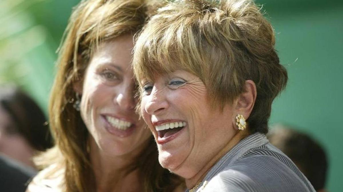 Sue Miller (der.) con su hija Leslie Miller Saiontz en diciembre del 2004. Miller murió el martes de complicaciones de un cáncer en el cerebro.