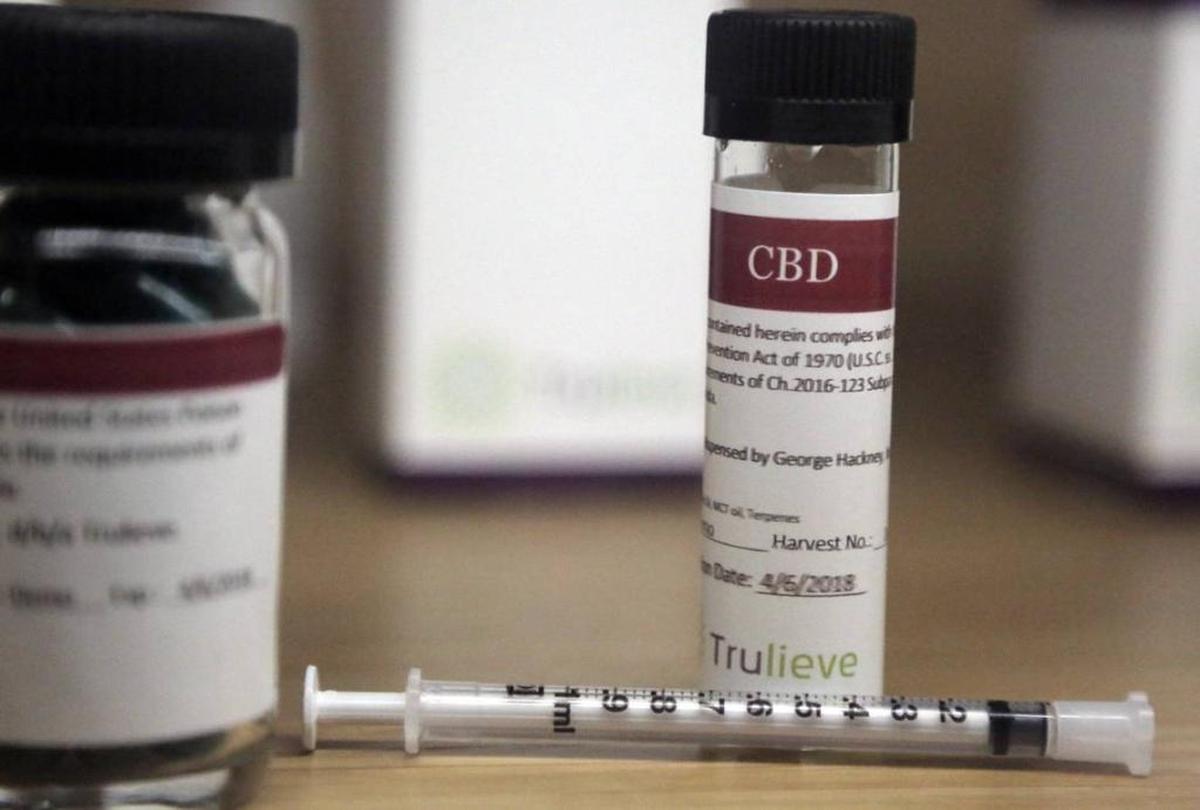 En estos momentos la marihuana medicinal no se puede fumar, aunque una decisión judicial reciente pudiera cambiar eso. Trulieve ofrece cannabis en cápsulas y tinturas.