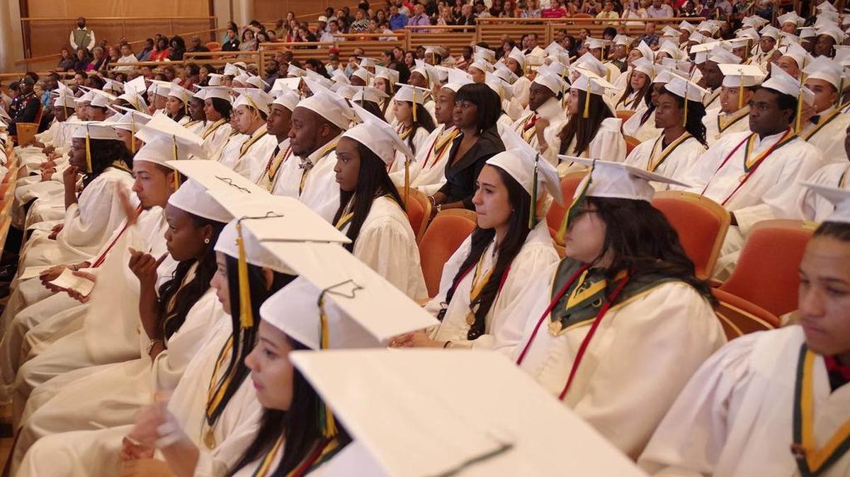 Imagen de la ceremonia de graduación del 2015 de los estudiantes de Miami Jackson Senior High. El promedio de graduados subió el pasado año en el condado Miami-Dade y en la Florida.