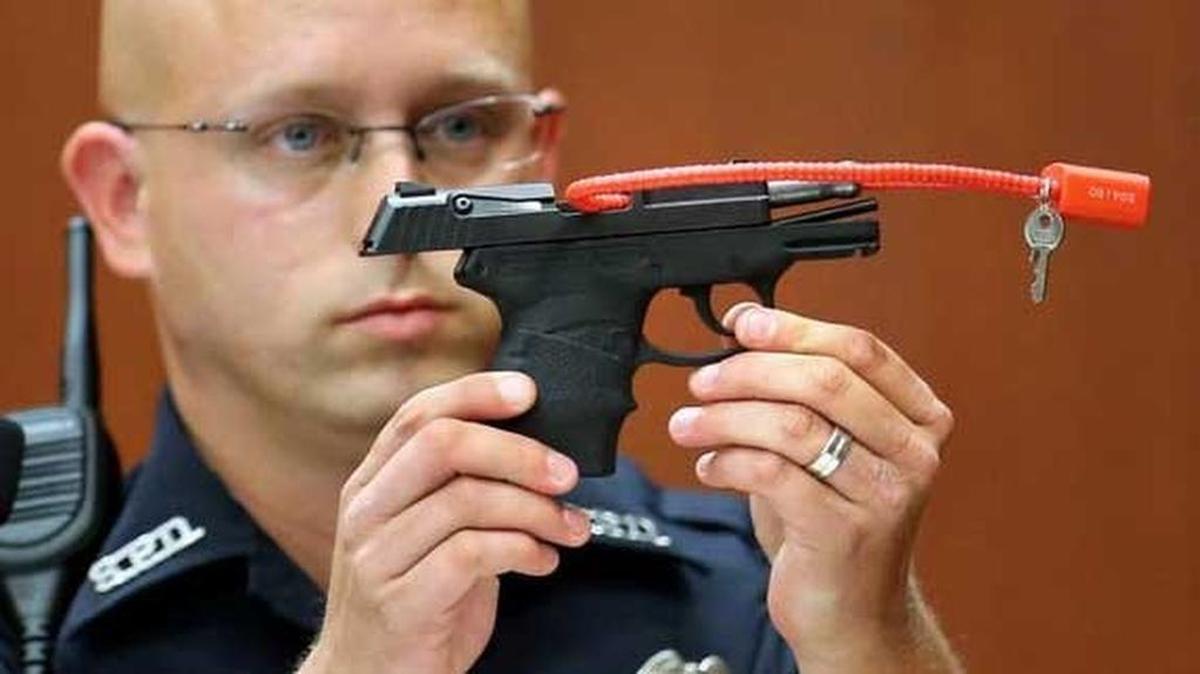 Un policía muestra el arma durante el juicio contra George Zimmerman por la muerte de Trayvon Martin.