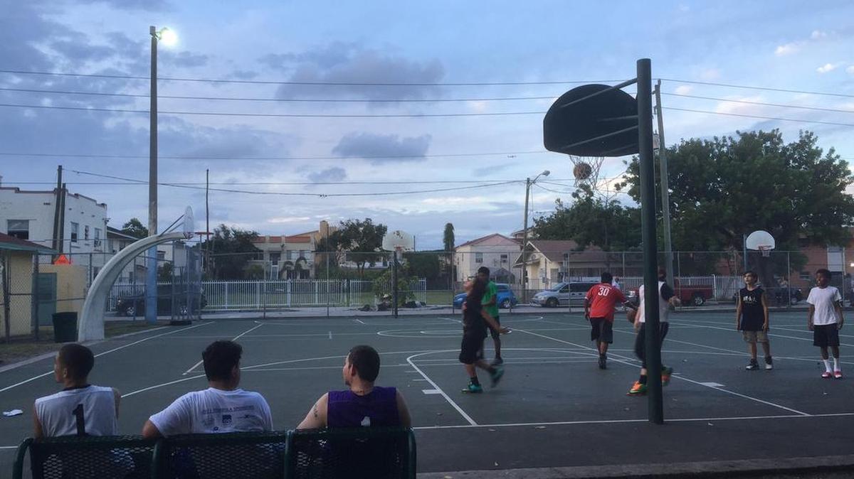 Un grupo de jóvenes jugaban al básquetbol en la cancha del Parque Riverside el martes.