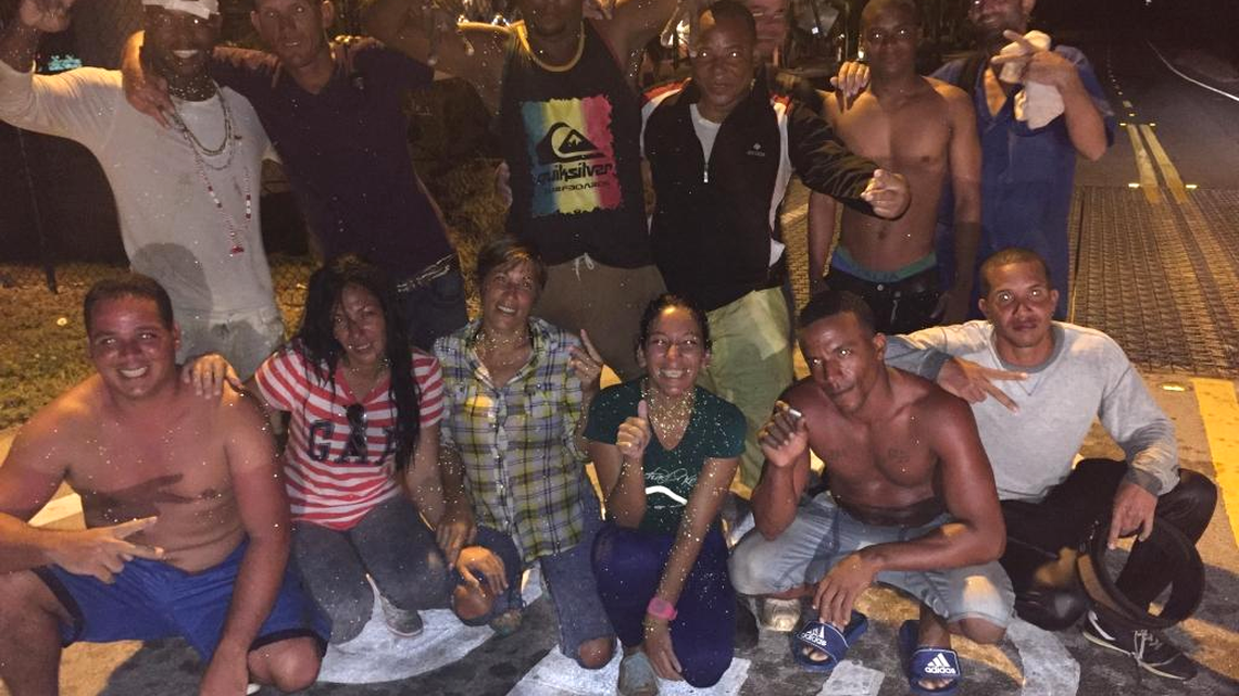 Foto proporcionada por las autoridades del Condado Monroe que muestra al grupo de 13 balseros cubanos, 10 hombres y tres mujeres, que lograron llegar a las costas del sur de la Florida la madrugada del martes.