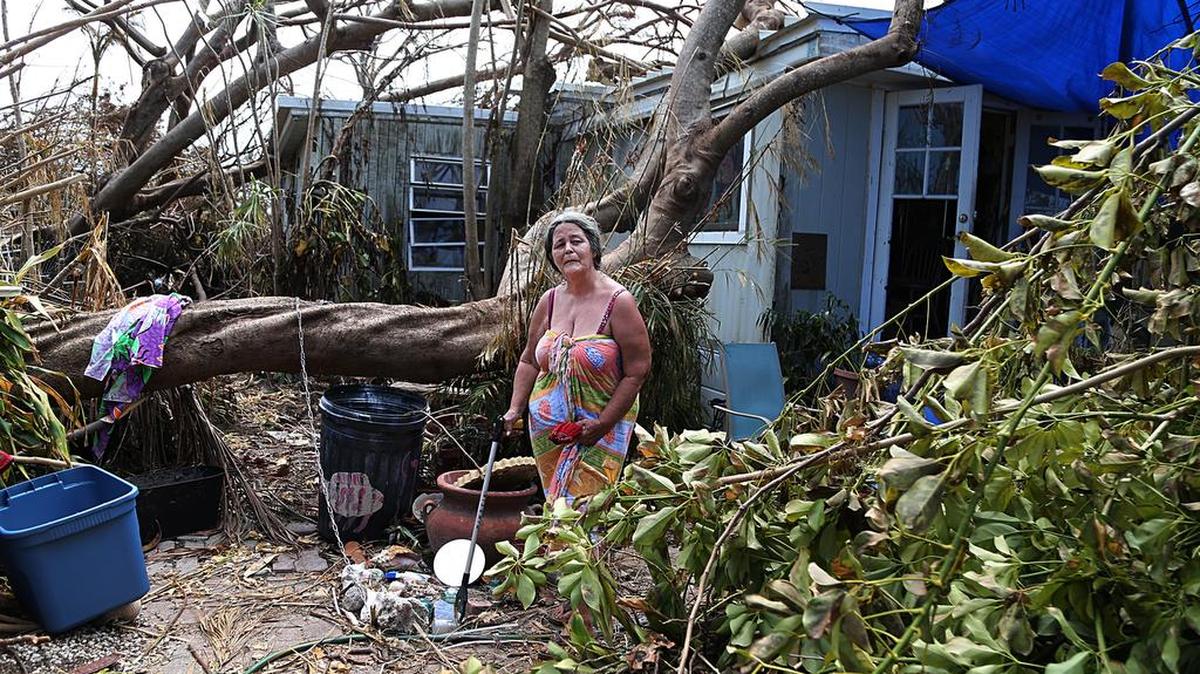 Donna Allison se para a mirar la destrucción en el frente de su casa en Big Pine Key.