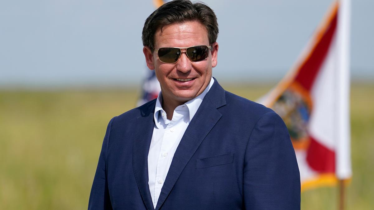 El gobernador Ron DeSantis asiste a un evento con los medios en relación con el Desafío Pitón de la Florida 2022, el 16 de junio de 2022, en los Everglades al oeste de Miami. La Florida fue el único estado que no ordenó con anticipación las vacunas contra el COVID-19 para los niños de entre seis meses y 5 años.