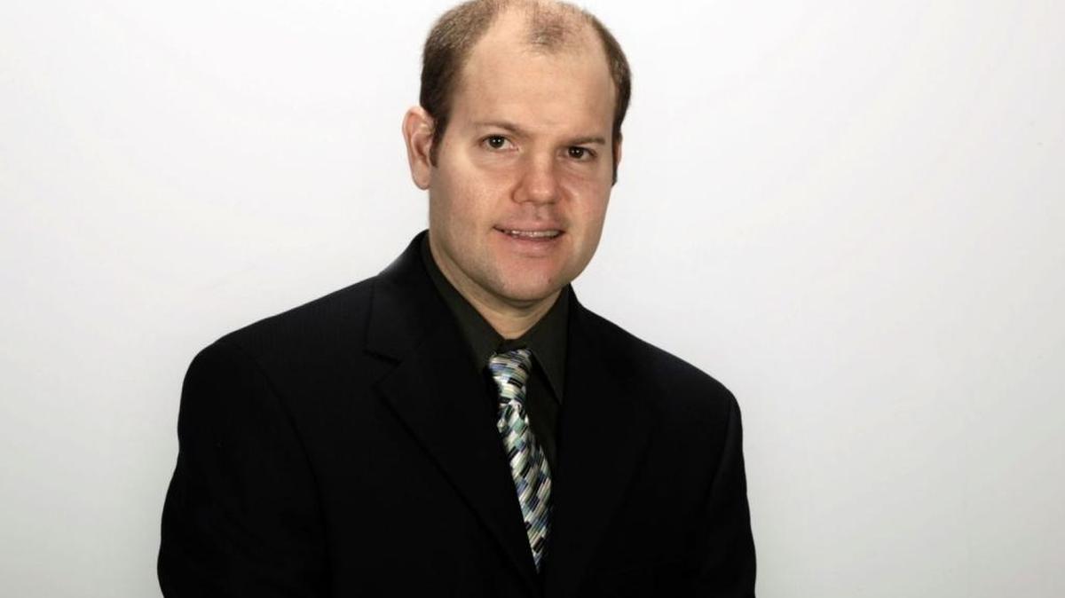 El periodista y escritor venezolano Daniel Shoer conducirá un segmento en el programa “Sobre todos los géneros”, en el que la comunidad hispana LGBT de Miami abordará temas relevantes con el fin de derribar prejuicios y clarificar dudas.