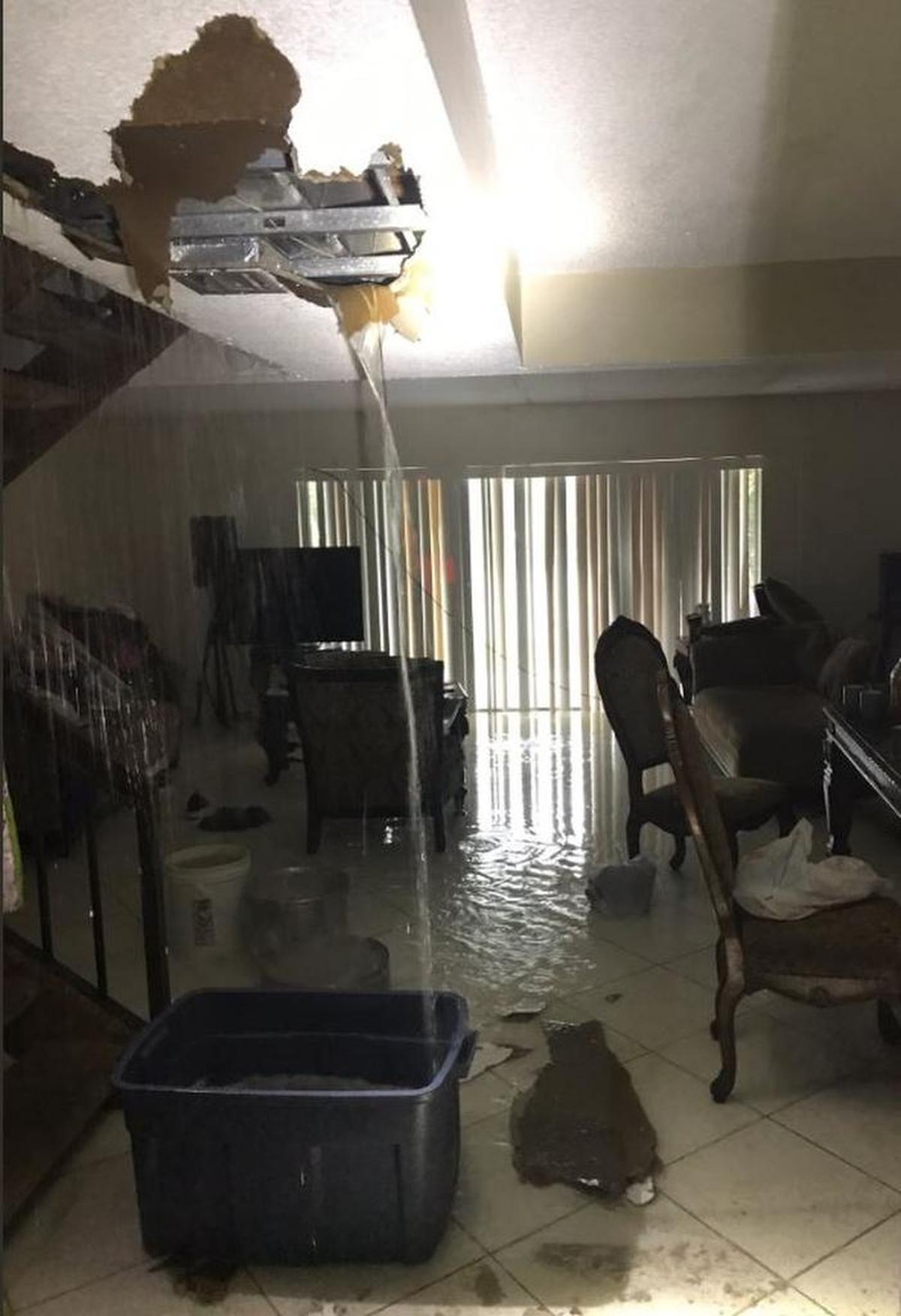 El techo de una vivienda de Lauderhill colapsó antes las fuertes lluvias. La casa se encuentra inhabilitable.