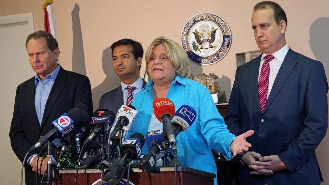 Los congresistas (de der. a izq.) Mario Díaz-Balart, Ileana Ros-Lehtinen y Carlos Curbelo, y el ex congresista Lincoln Díaz-Balart, en una conferencia de prensa el 26 de noviembre de 2016, en Miami.
