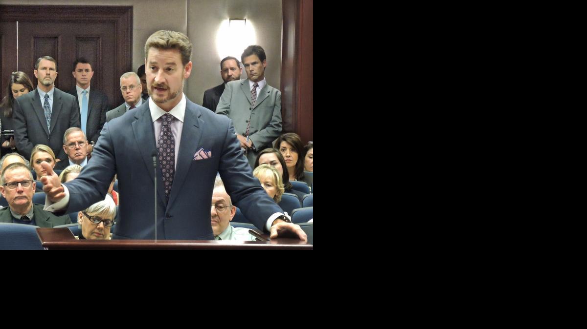 
El representante estatal Greg Steube, republicano por Sarasota, dice que la medida mantendría seguros a los estudiantes y maestros en un tiroteo en una escuela.
