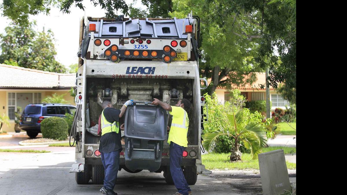 
Trabajadores de la recogida de basura en Hialeah hacen su servicio regular en la ciudad. 

