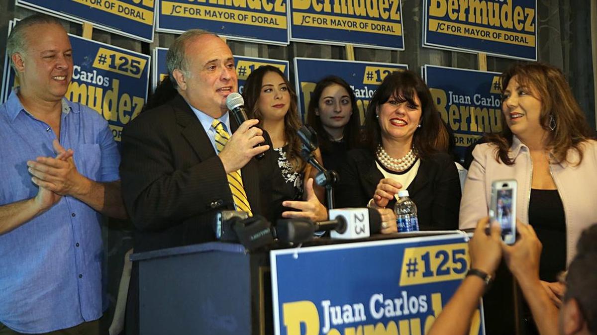 Juan Carlos Bermúdez habla a sus simpatizantes el martes en la noche para anunciar su victoria por la alcaldía de Doral.