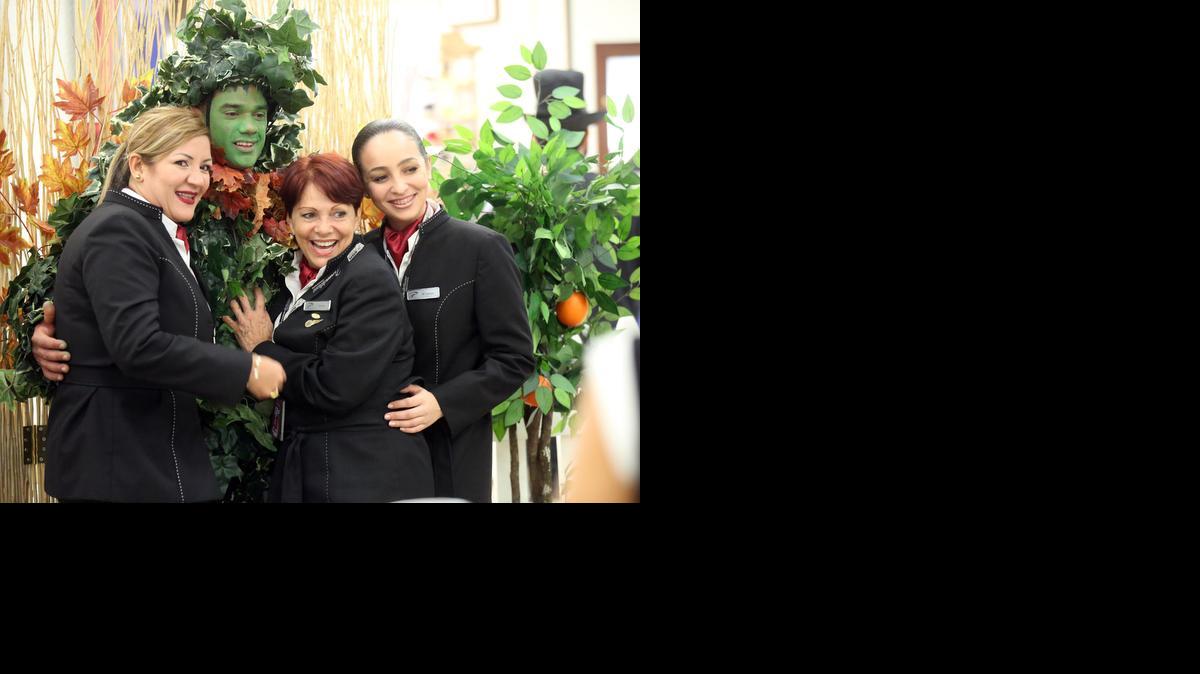 
Las auxiliares de vuelo de SBA Airlines, de izquierda a derecha, Iranes Morales, Carmen Vargas y Maryangel Lozano posan para una foto con Carlos Sara, para una foto de Thanksgiving en MIA.
