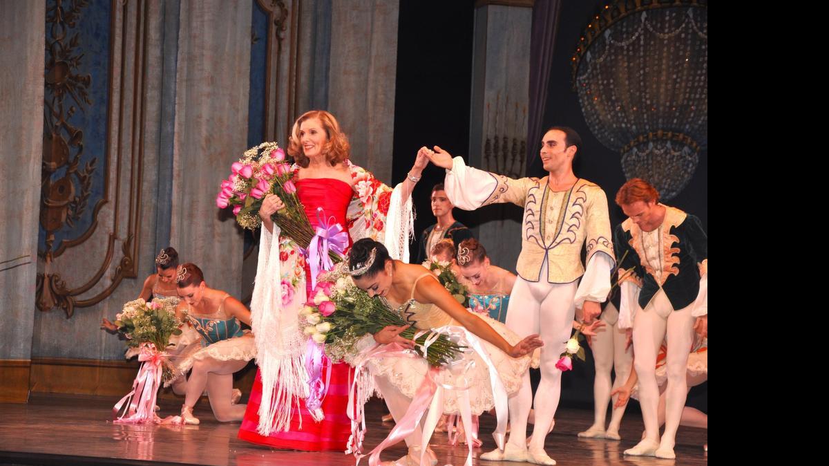 
Toby Lerner Ansin con bailarines del Miami City Ballet en la noche de apertura por el 25 aniversario de la compañía.
