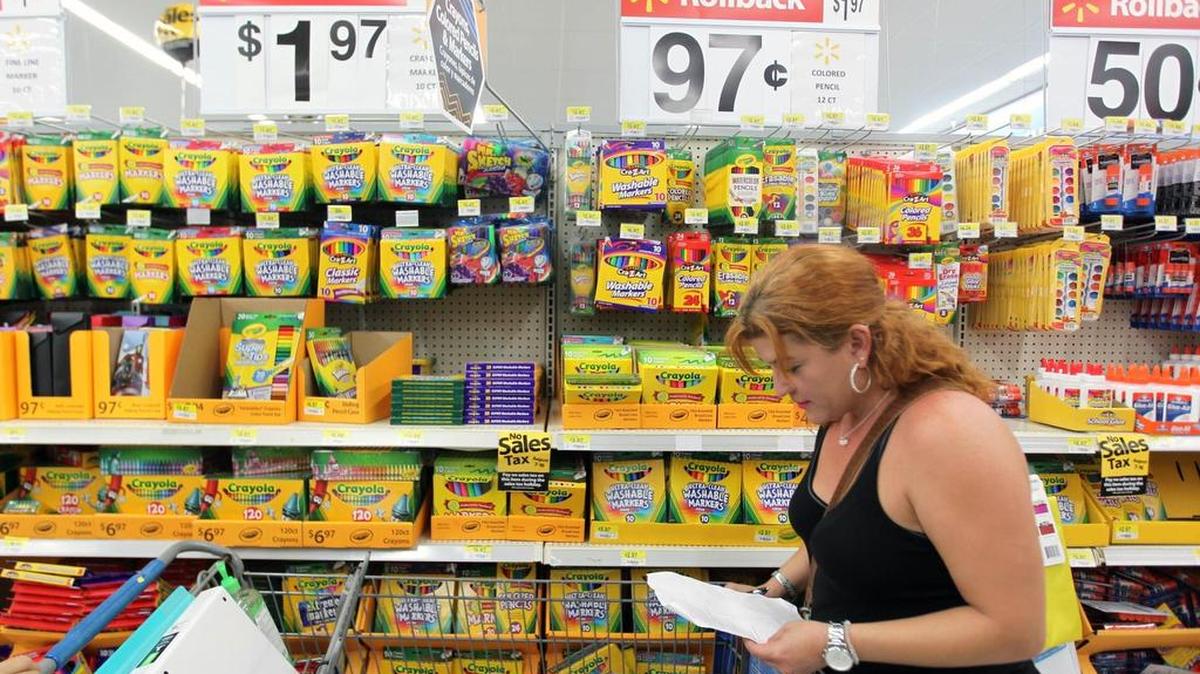
Marylyn Hess hace sus compras en la sección de útiles escolares de Walmart de Doral el martes pasado.
