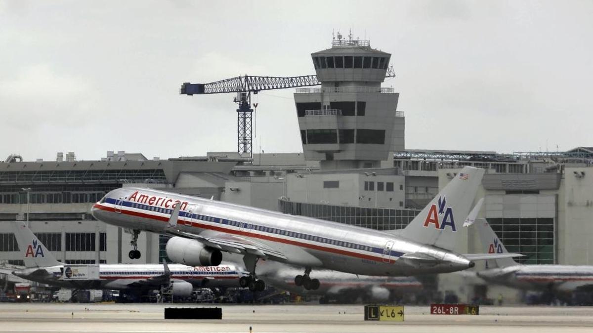 Un avión de America Airlines despega del MIA. En el Terminal D hay una disputa sobre cuáles restaurantes representan “el sabor de Miami”.