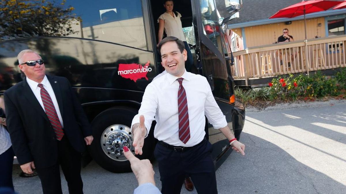El precandidato republicano y senador de Florida, Marco Rubio, saluda el sábado a seguidores cuando arriba a un evento de campaña en Concord Coffee, en Lakeland.