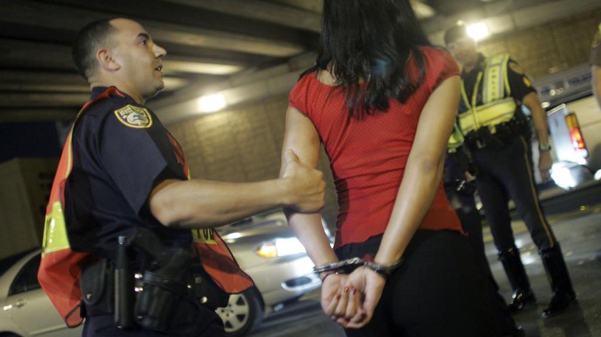 El oficial Kevin Millan, de la policía de Miami Beach, aresta a una persona en un punto de control de DUI en el 2006.