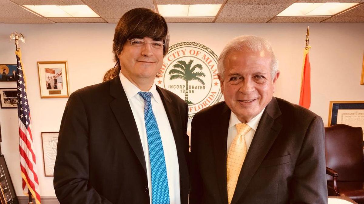 El periodista y escritor peruano, Jaime Bayly (izq.) posa junto al alcalde de la ciudad de Miami, Tomás Regalado (d.) tras recibir de sus manos las llaves de la ciudad en reconocimiento a la “excelencia de su trabajo periodístico” en Miami.