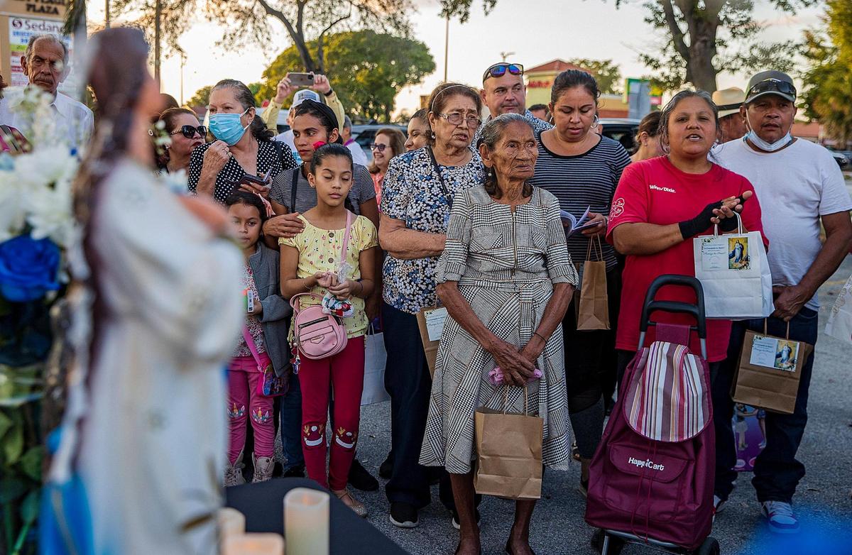 Rufina Dinarte, de 87 años, está visitando a su hijo y aprovechó la fecha para venerar a la Virgen en territorio estadounidense. “Este día es de alegría, de celebración por la madre de Dios. En Nicaragua todos los años la celebramos y esta vez, me toco honrarla aquí”.
