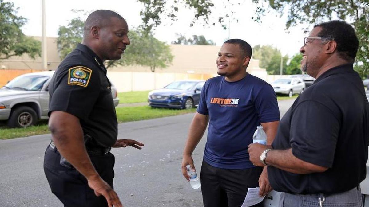 El jefe de la Policía de Miami Gardens, Antonio Brooklen, habla con miembros de la comunidad durante el evento ‘Un café con un policía de la cuadra’ realizado en julio del 2016.