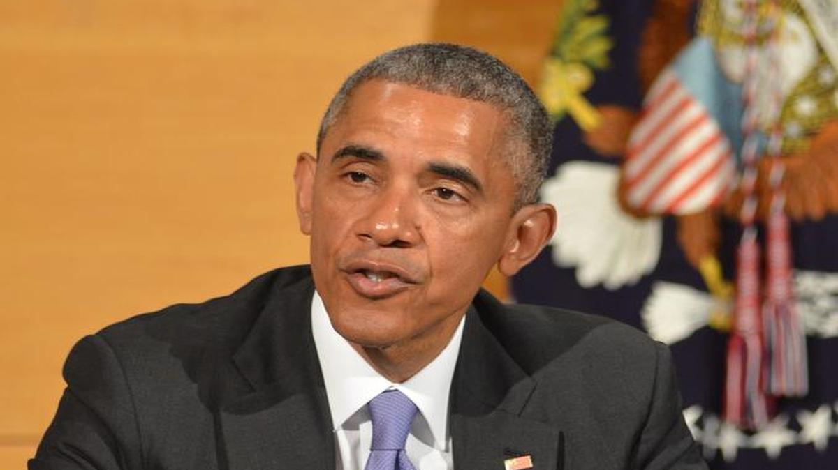 
El presidente de Estados Unidos, Barack Obama (c), este jueves 28 de mayo durante su visita al Centro Nacional de Huracanes (NHC) de Miami (Florida). 
