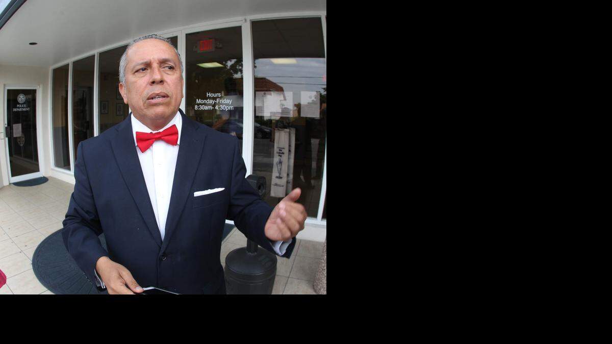 
Doug Mayorga habla frente al Ayuntamiento de Sweetwater, el viernes, sobre su aspiración a la alcaldía de la ciudad. 
