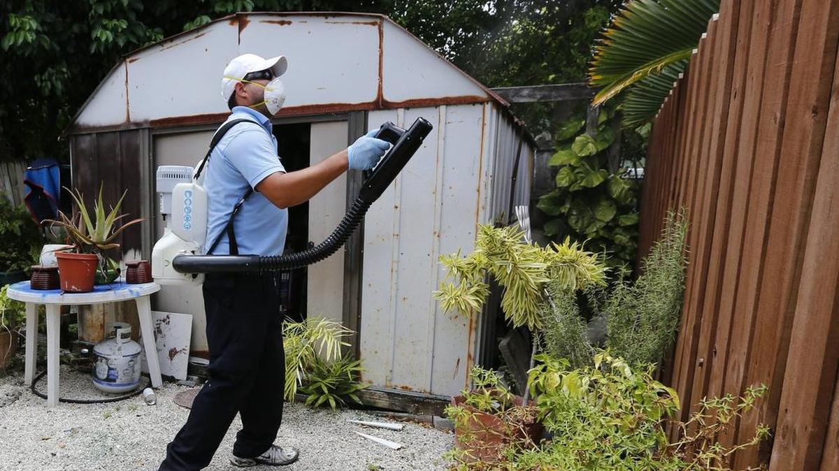 El inspector de Miami-Dade Carlos Lanzas rocía un tratamiento larvicida en una casa en el sur del Condado el viernes 19 de mayo de 2017.