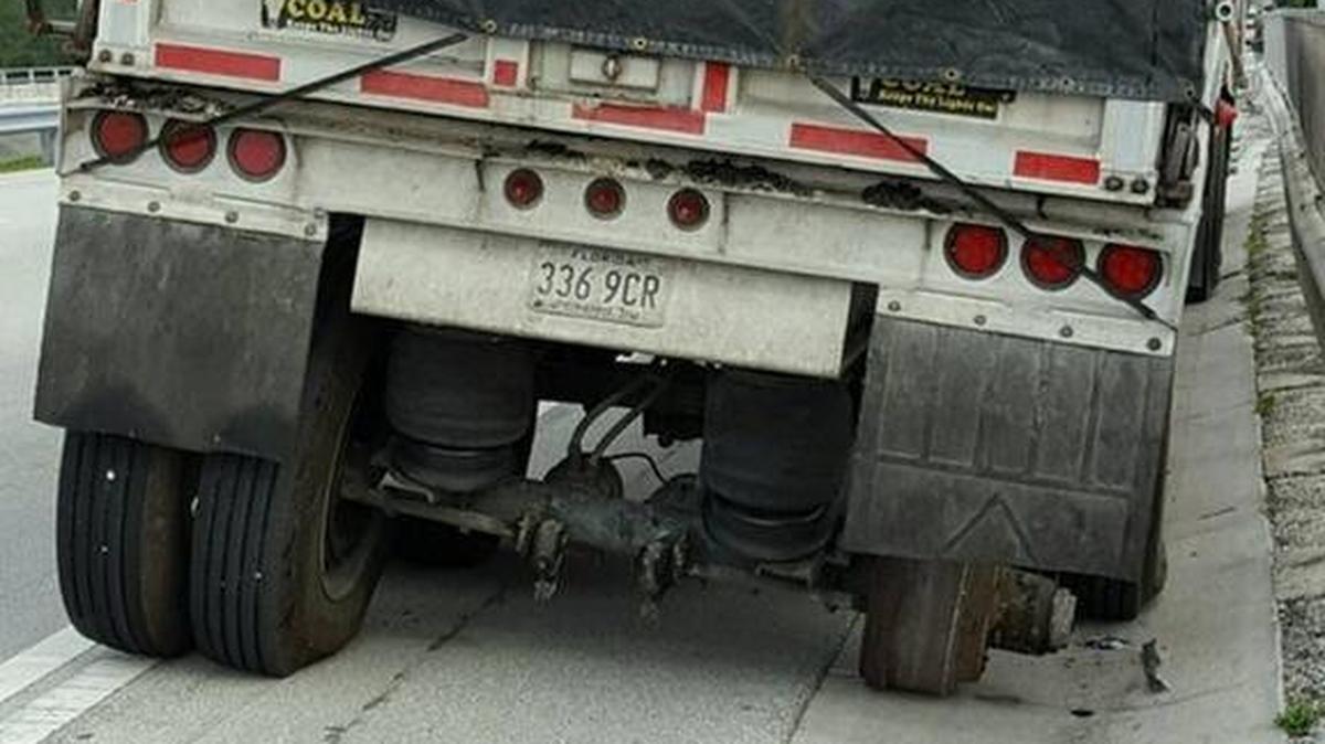 Un camión con remolque perdió dos neumáticos el lunes por la mañana en el Viaducto Rickenbacker.