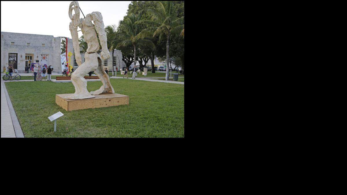 
El frente del Museo Bass se convirtió en un patio de esculturas para que la gente disfrute del arte al aire libre.


